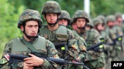 Грузинская армия на маневрах. Грузинские чиновники заявляют, что готовы защитить Тбилиси от возможного нападения