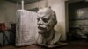 Когда международная пресса <a href="http://www.independent.co.uk/news/world/europe/lenin-statues-removed-soviet-union-russia-crimea-ukraine-bolshevik-communist-petro-poroshenko-a7903611.html" target="_blank">сообщила</a>, что в Украине демонтирован последний памятник Ленину, фотограф Нильс Акерман скептически покачал головой: &quot;Объявление о том, что снесли последний памятник Ленину, было сделано еще в декабре 2016-го, так что я думаю, это сообщение появилось сейчас, чтобы провести параллель с тем, что <a href="https://d3qo0yjg8krrnr.cloudfront.net/a/usa-today-charlottesville/28684693.html" target="_blank">происходит в США</a>&quot;.