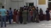Aşgabadyň döwlete degişli dükanlarynyň biriniň öňünde azyk nobatlary. Arhiwden alnan surat