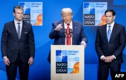 Президент США Дональд Трамп у супроводі міністра оборони США Піта Геґсета та державного секретаря США Марко Рубіо під час саміту НАТО у Гаазі, 25 червня 2025 року