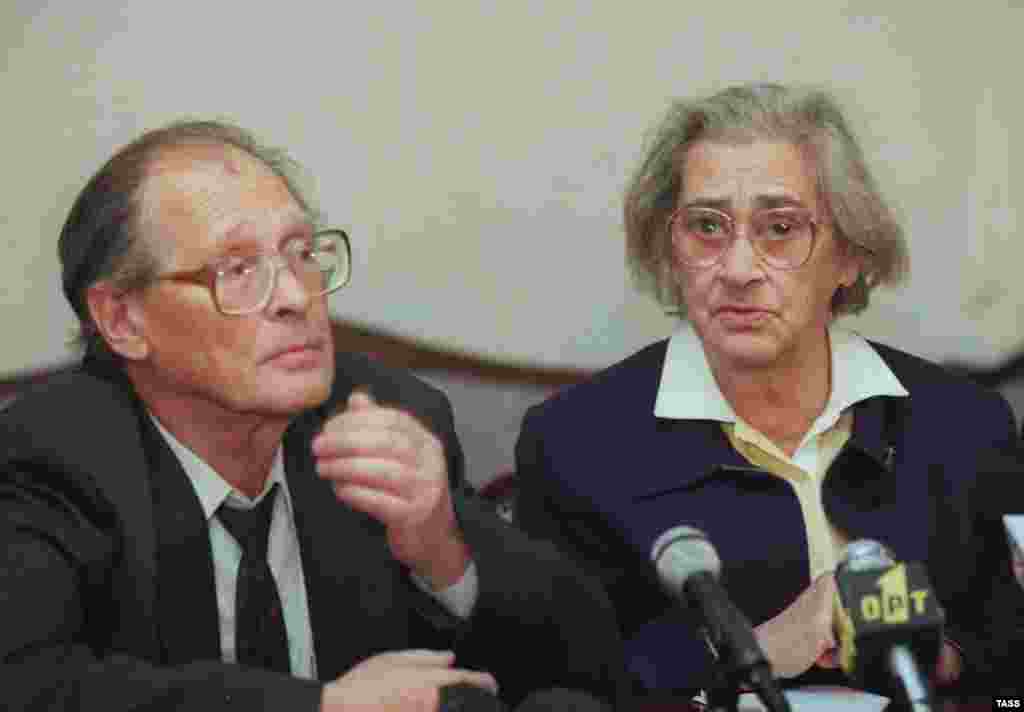 Ҳомиёни ҳуқуқи инсон Сергей Ковалев ва Елена Боннер, Маскав 10-уми октябри соли 1998