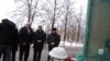 Орусиядагы кыргыз элчиси Улугбек Чыналиев жана кыргыз диаспораларынын башчылары кырсык болгон жерде. Москва, 12-январь, 2012-жыл