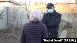 Мать 12-летнего мальчика рассказывает о случившемся корреспонденту Радио Озоди 