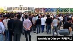 Таджикские мигранты в аэропорту города Душанбе