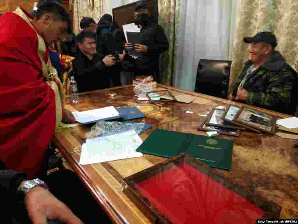Митингчилер Ак үйдө, 6-октябрь 2020-жыл.