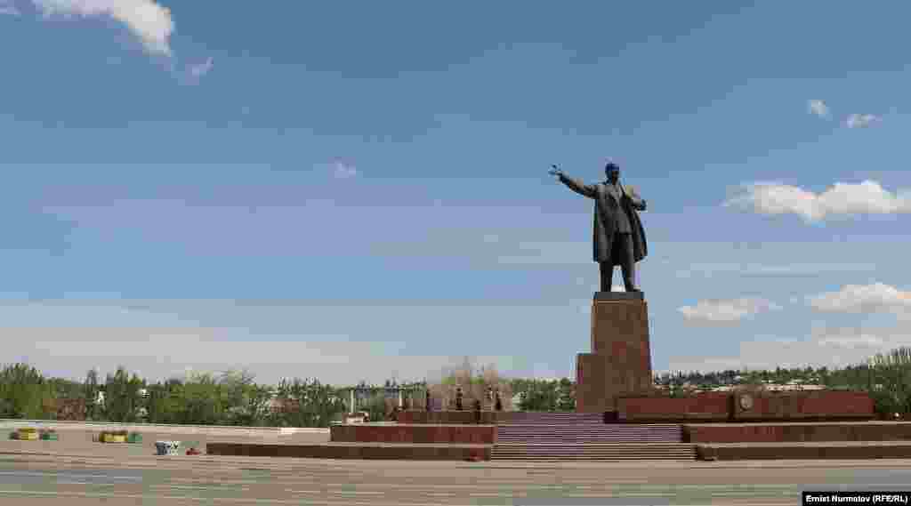 Ош. Шаардын борбордук аянтындагы эстелик 1975-жылы ушул жаңы айкелге алмаштырылган.