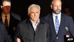 Halkara walýuta fondunyň (IMF) başlygy Dominik Straus-Kan Nýu Ýorkdaky polisiýa edarasyndan çykarylýar, 2011-nji ýylyň 15-nji maýy.