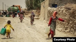آبرسانی به روستایی در استان سیستان و بلوچستان به‌دلیل خشکسالی