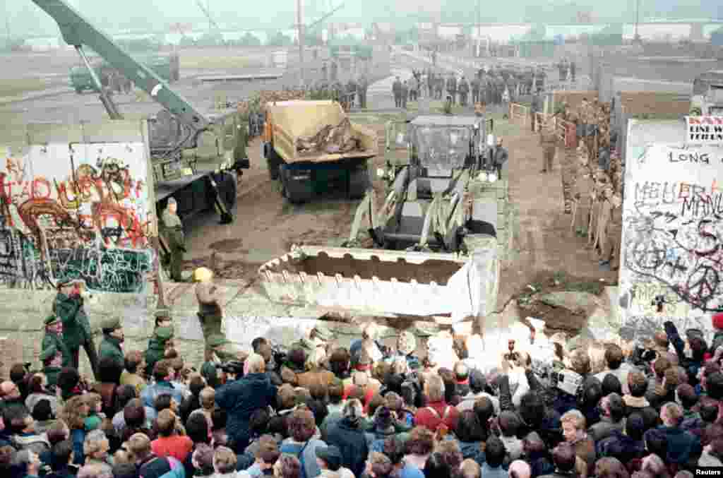 Знесення стіни, Берлін, Потсдамер-плац, 12 листопада 1989 року