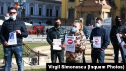 Mai multi angajati din HoReCa protesteaza in Piața Unirii din Timișoara, marți, 16 februarie 2021.