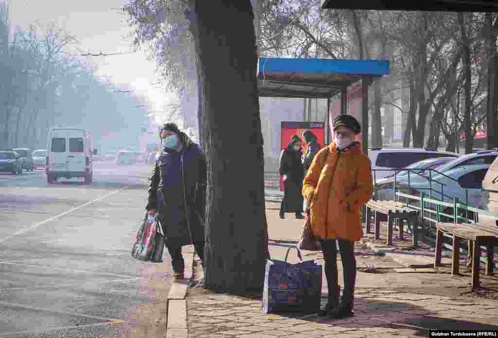 Автобус күтүп турган аялдар. Январь айында Бишкектеги маршруттук таксилердин айдоочулары кайрадан жол кире акысын көтөрүүнү талап кылышты. Алардын пикиринде, жол акысын 15 сомго жогорулатуу зарыл.