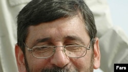 محمدحسين صفار هرندی می گوید: «چهره هايی که محبوب مردم می شوند و همه مردم به نوعی، نسبت به آنها علاقه مندی دارند، نبايد خودشان را هزينه اين و آن کنند.»