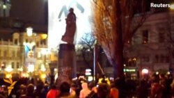 В Киеве снесли памятник Ленину