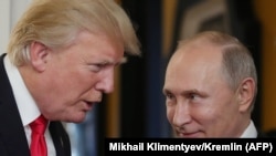 Дональд Трамп жана Владимир Путин APEC уюмунун саммитинде кездешкен учур. 11-ноябрь, 2017-жыл. 