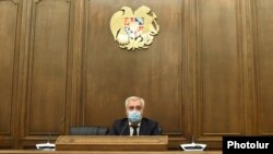 Депутат правящей фракции «Мой шаг» Андраник Кочарян в ходе брифинга, 8 октября 2020 г.