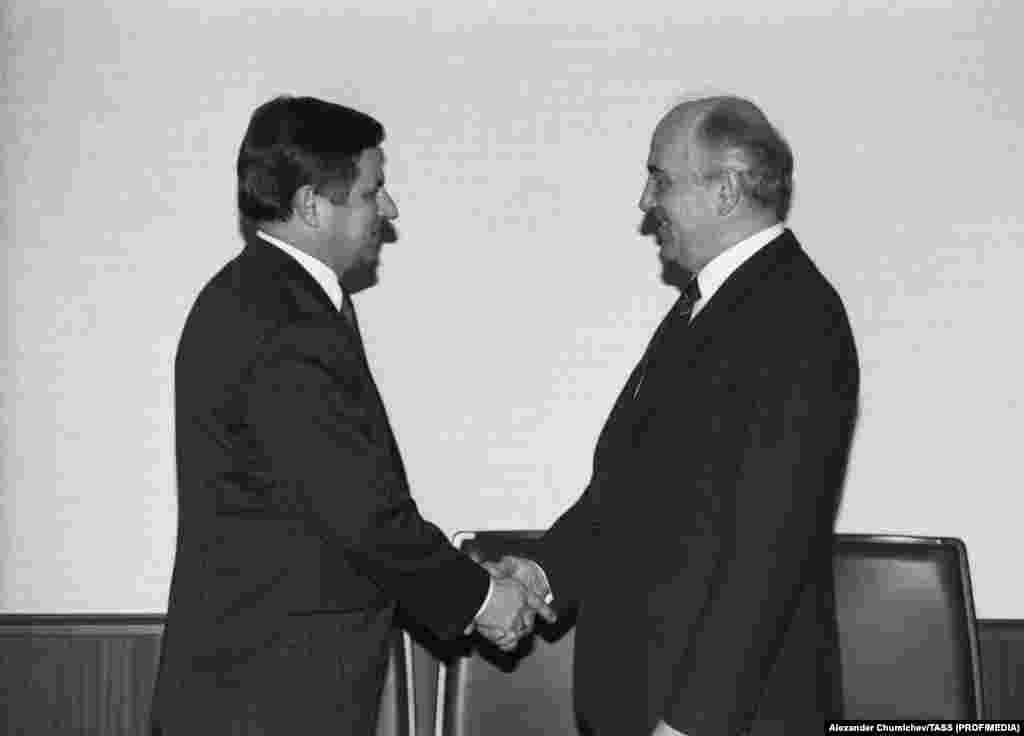 Нэмэт сустракаецца з Гарбачовым у Крамлі 3 сакавіка 1989 году. Новае кіраўніцтва ў Крамлі дазволіла сатэлітам Савецкага Саюзу ісьці сваім шляхам, што атрымала назву «Дактрына Сынатры» паводле песьні Фрэнка Сынатры My Way.
