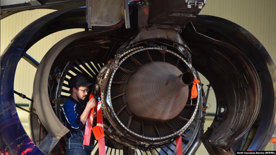 Baza de întreținere și reparații aeronautice a companiei S7 Engineering. Un tehnician efectuează întreținerea unei aeronave Airbus A320. Fotografie din arhivă. 