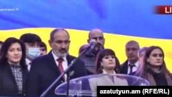 Премьер-министр Армении Никол Пашинян выступает на митинге на площади Республики в Ереване, 1 марта 2021 г.