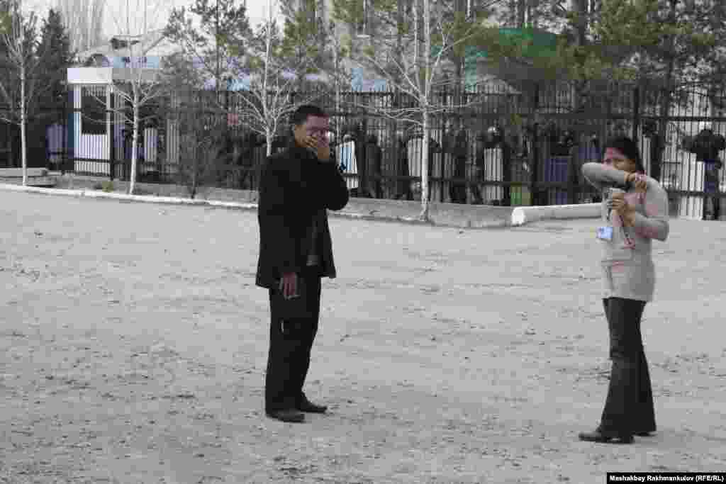2010-жылдын 6-апрели, "Азаттыктын" журналисти Замира Кожобаева иш учурунда. 