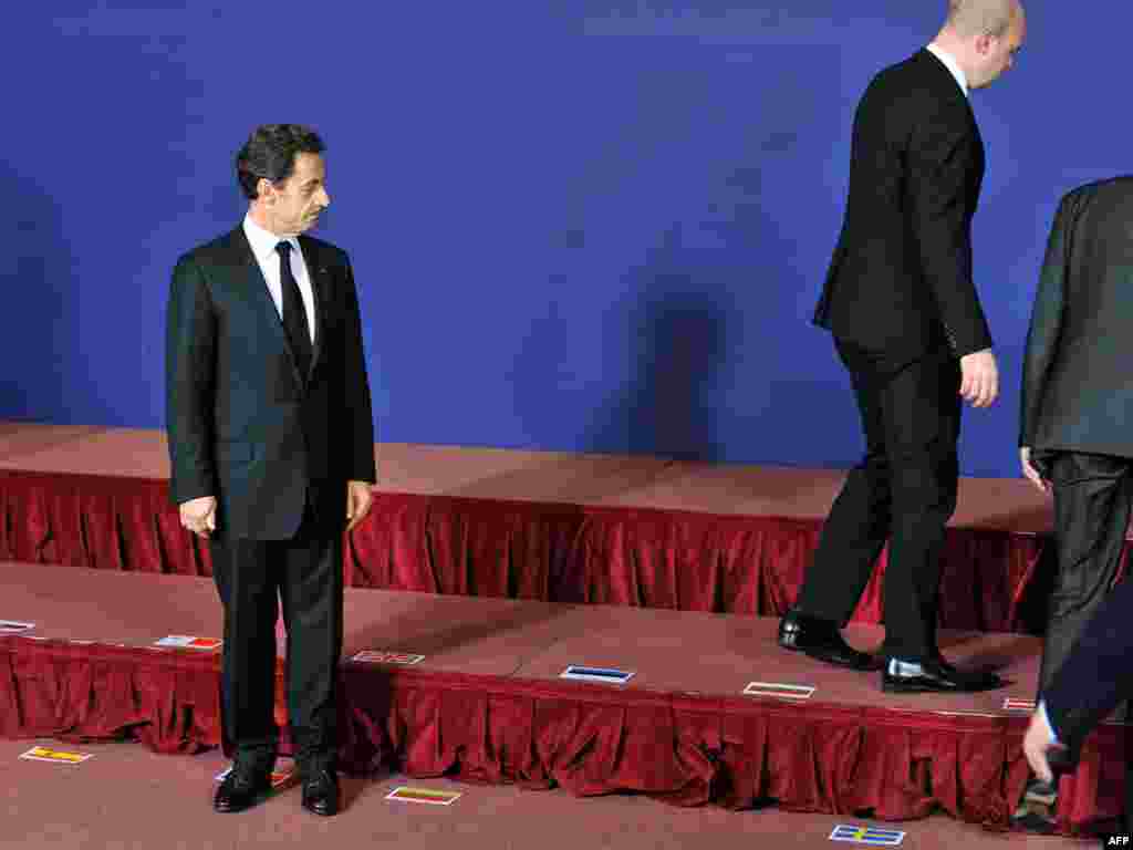 Nicolas Sarkozy Brüsseldə Avropa Birliyi ölkələrinin sammitində rəsmi foto çəkilişində, 19 noyabr 2009