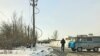 Полицейские патрулируют улицу возле ресторана «Древний Рим», Караганда, 8 января 2019 г.