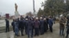 Тажикстанда кармалган жакындарын бошотууну талап кылып келген жарандар. Баткен шаары. 2021-жыл 22-февралы