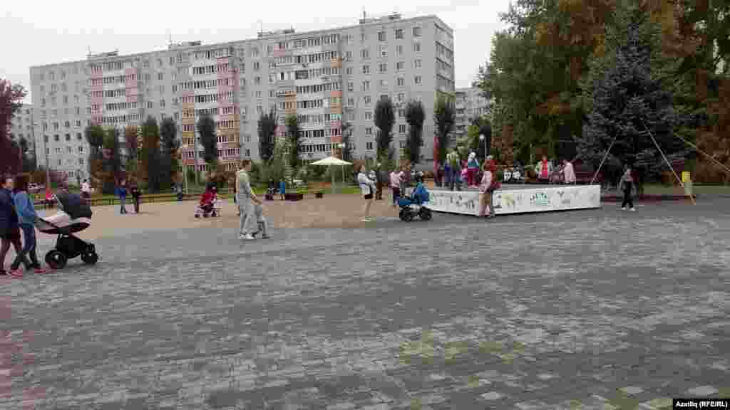 "Континент" паркына килгән балалар һәм ата-аналар түгәрәкләп ясалган әскәмияләрдән кала, башка бернәрсә дә таба алмады. Бу урын рәсми төстә сайлау көнне, 13 сентябьрдә ачылырга тиеш диелде.
