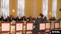 Конференцияға қатысушылар Қазақстанның ЕҚЫҰ төрағалық ету мәселесін талқылауда: келіссөздердің бірінші жартысында қазақстандық жақтан адам аз болды. Астана, 28 қазан 2009 жыл.