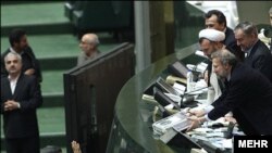 محمود احمدی‌نژاد در مجلس برای تقدیم لایحه بودجه ۱۳۹۰
