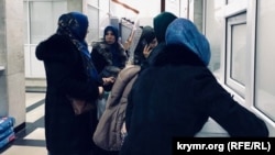 Дружини фігурантів «справи Хізб ут-Тахрір» подають скарги до канцелярії суду. Сімферополь 8 грудня 2017 року