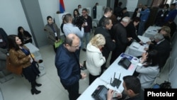 Երևանյան ընտրատեղամասերից մեկում, արխիվ 
