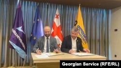 მემორანდუმს, 14 ივლისს, ბერდია სიჭინავამ [მარცხნივ] და ირაკლი კუპრაძემ მოაწერეს ხელი