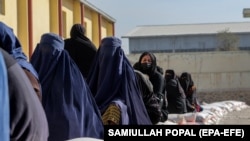 یوشمېر ښځې د مرستو د ترلاسه کولو په حال کې