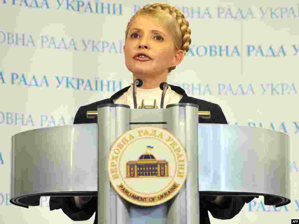 Юлия Тимошенко оппозиция лидери катары парламентте пресс-конференция берүүдө. 2010-жылдын май айы. 