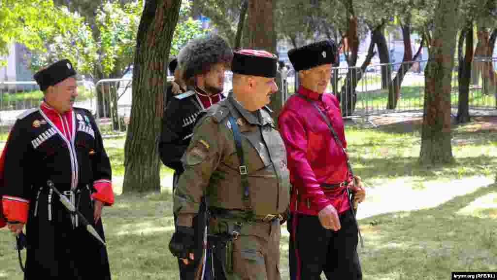 Atnıñ artından adiy qazaqlar kelip, yırlar aytalar