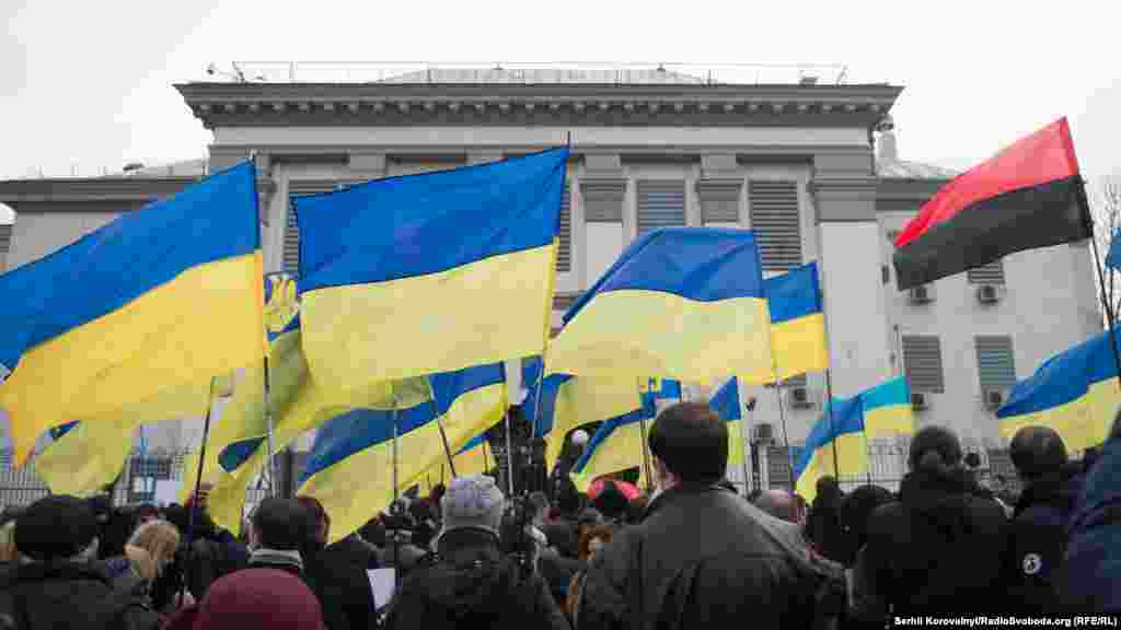 У вівторок, 8 березня, мітингувальники вручили працівникам посольства петицію із вимогою звільнити українську льотчицю