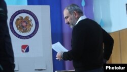 Нікол Пашинян голосує на виборах, Єреван, 23 вересня 2018 року