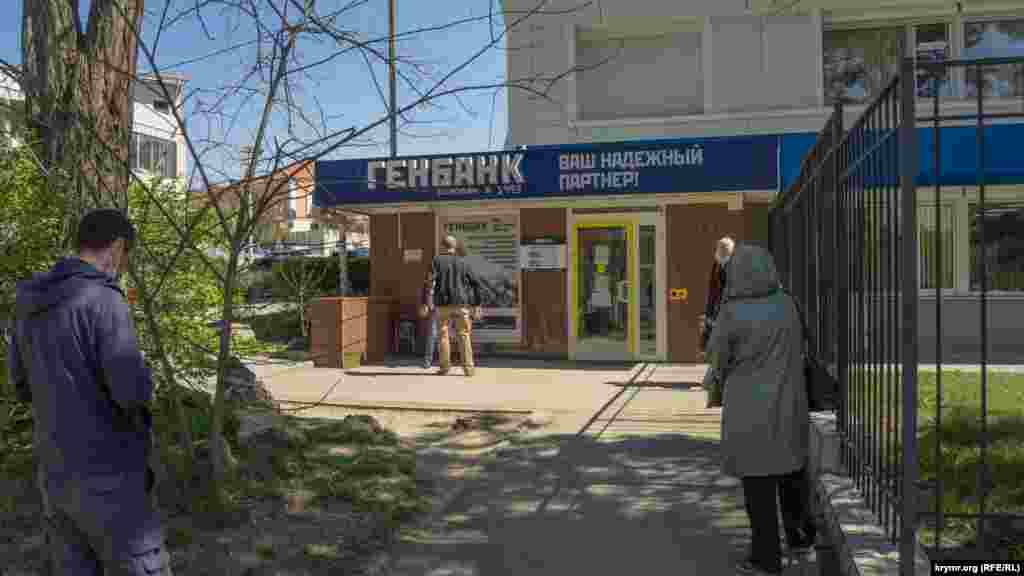 У це відділення «Генбанку» одночасно можуть зайти тільки два клієнти і тільки в захисних масках