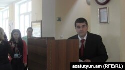 Премьер-министр Нагорного Карабаха, председатель партии «Свободная Родина» Араик Арутюнян во время голосования, Степанакерт, 3 мая 2015 г.