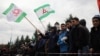 Митингущие осуждают принятый закон, призывают власти к благоразумию, все-таки выслушать население и сделать так, чтобы этот закон был отменен