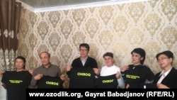 Нукусдаги "Чироқ" инсон ҳуқуқлари нодавлат ташкилоти фаоллари.