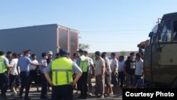 Ақылы жолдарға наразылық білдірген жүргізушілер және полиция қызметкерлері. Шымкент, мамыр айы 2021 жыл.