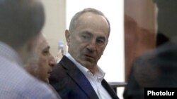 Armenia - Former President Robert Kocharian talks to his lawyers during his trial, Yerevan, April 2, 2021.