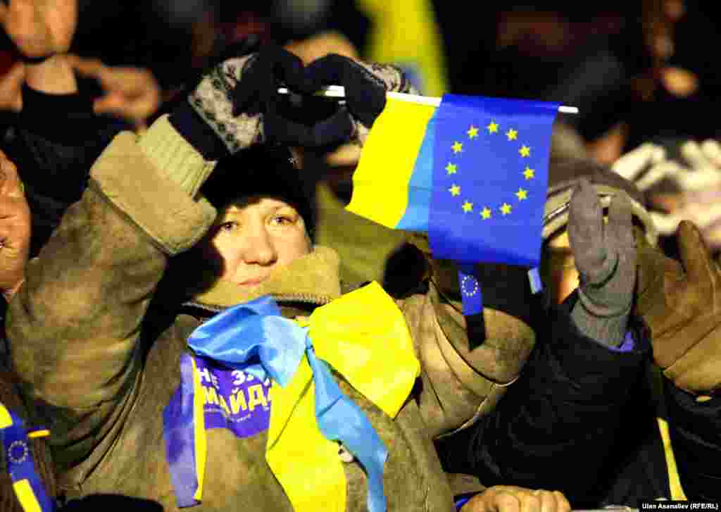 Чогулган эл "Европа" ураанын көтөрүүдө.