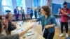Liderul Partidului pentru Animale, Esther Ouwehand ia buletinul de vot pentru alegerile europene într-o secție de votare, la Haga, pe 6 iunie 2024, în prima zi a alegerilor pentru Parlamentul European.