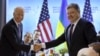 Президент України Петро Порошенко (праворуч) тисне руку віце-президентові США Джозефу Байдену під час саміту у Вашингтоні. 31 березня 2016 року