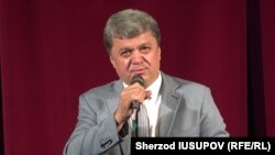 Актёр коронавирусдан даволанаётгани ва унинг аҳволи оғир экани айтилган эди.