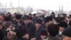 Митингге чыккандардын талаптарын өкмөттүн облустагы өкүлү Аманбай Кайыпов угуп, талаптардын баарын өкмөт башчыга жеткирүүгө убада кылды. 