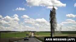 Вибух мінометного снаряду армії РФ біля траси, що веде до Лисичанська, 23 травня 2022 року