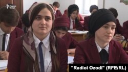 Многие таджикские школьницы мечтают стать учителем или врачом 